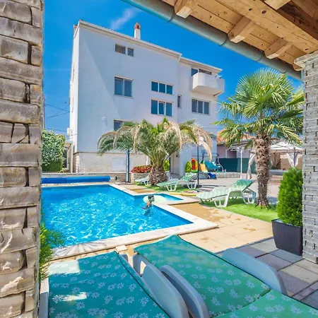 Apartment & Heated Pool 1