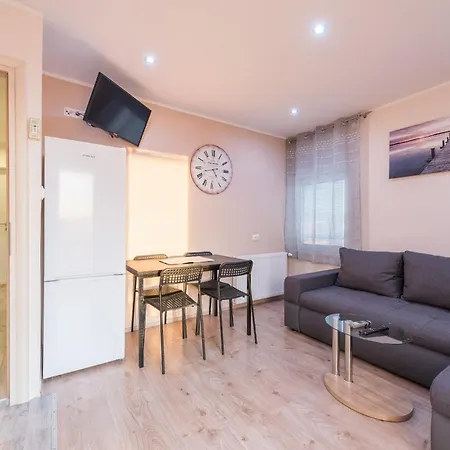 Apartment & Heated Pool 1 *