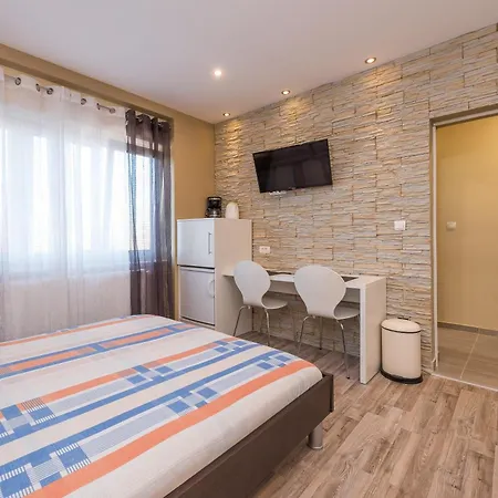 Apartment & Heated Pool 1